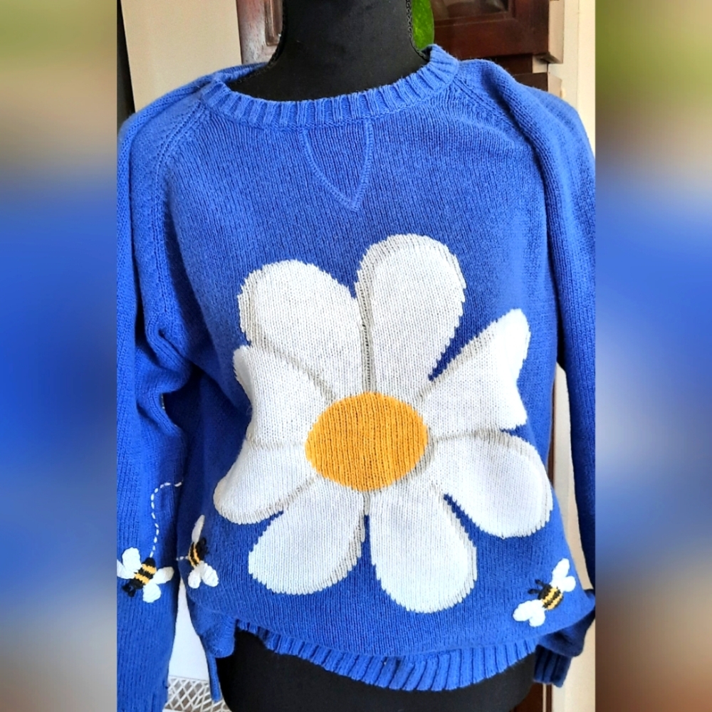 Summer Buzzin Sweater. Size L